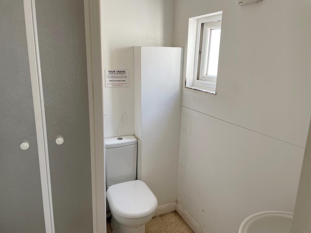 Lot: 137 - FREEHOLD RESIDENTIAL INVESTMENT PRODUCING JUST OVER £53,000 PER ANNUM - Flat 6 - Shower Room & W.C.